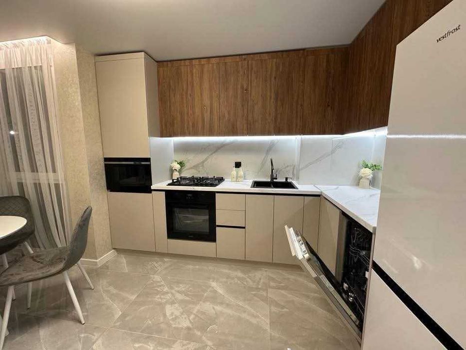 Продаж новенької квартири поряд з Центром по вул.Білогірська