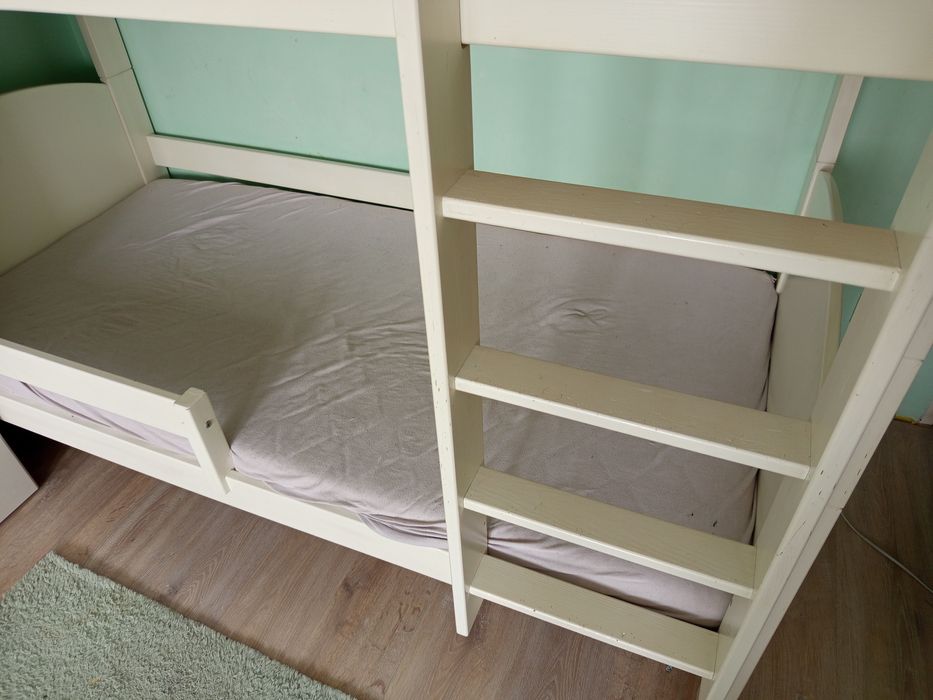 Drewniane łóżko pietrowe