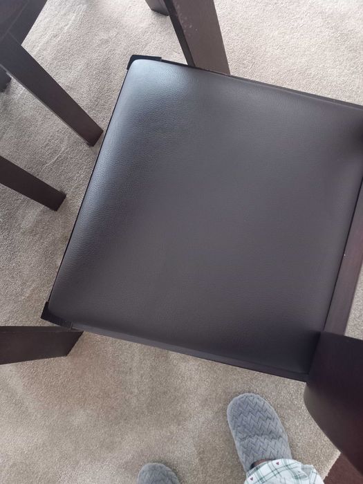 Mesa de jantar e cadeiras