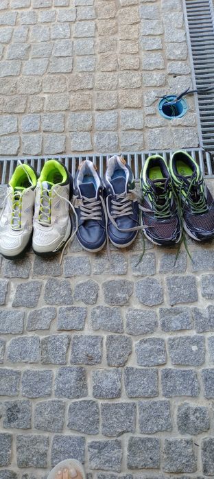 Três pares de sapatilhas em bom  estado