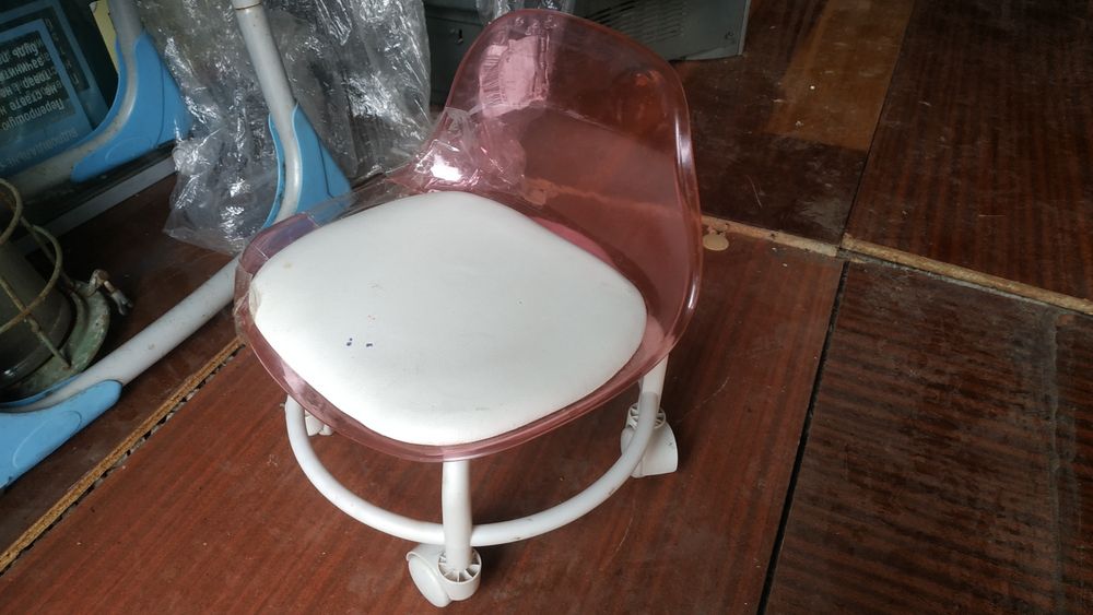 Детский стульчик на колесиках