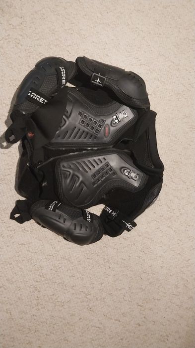 Zbroja i naklolanniki na pitbike