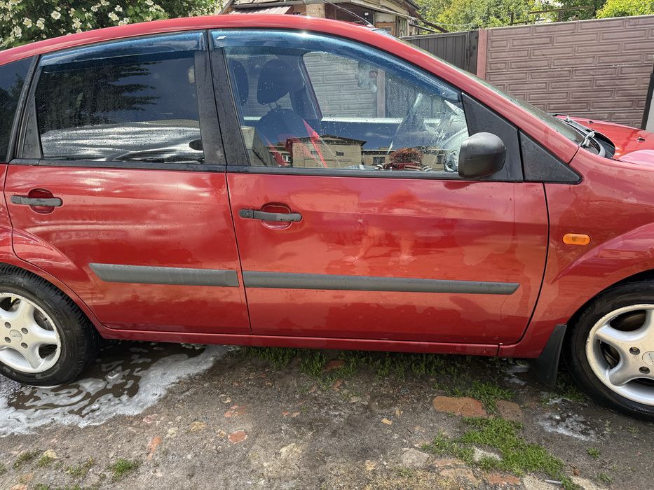 Продам машину Ford fiesta
