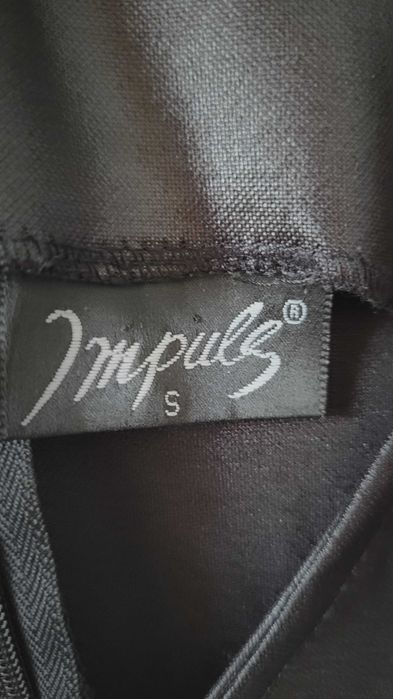 Dopasowana mała czarna dekolt V bez rękawów zamek woskowany materiał