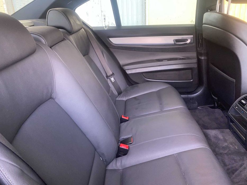 BMW 750I V8 Biturbo 4395 cc 407 cavalos, azul escuro