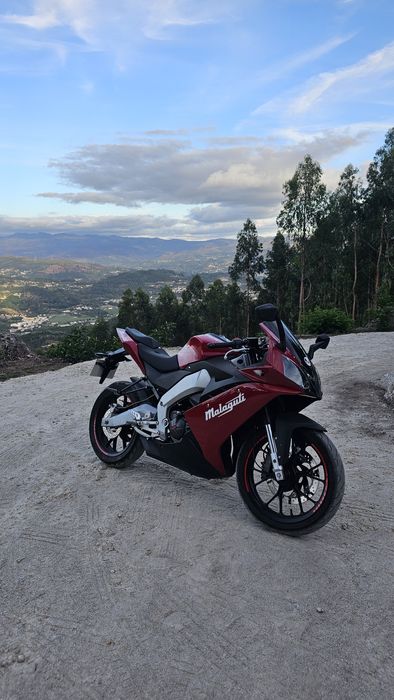 Malaguti rst 125 Desportiva com 2 capacetes alarme e luvas