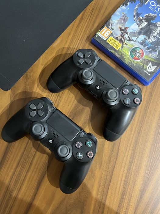 PS4 Slim 1Tb com dois comandos e jogo Horizon Zero Dawn