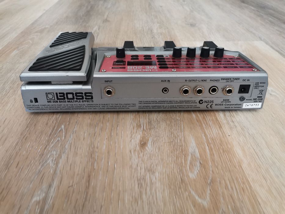 Guitarra elétrica, pedaleira e amplificador