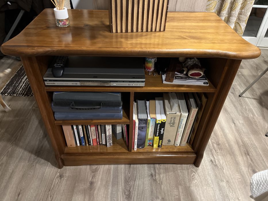 Móvel de madeira cor castanha