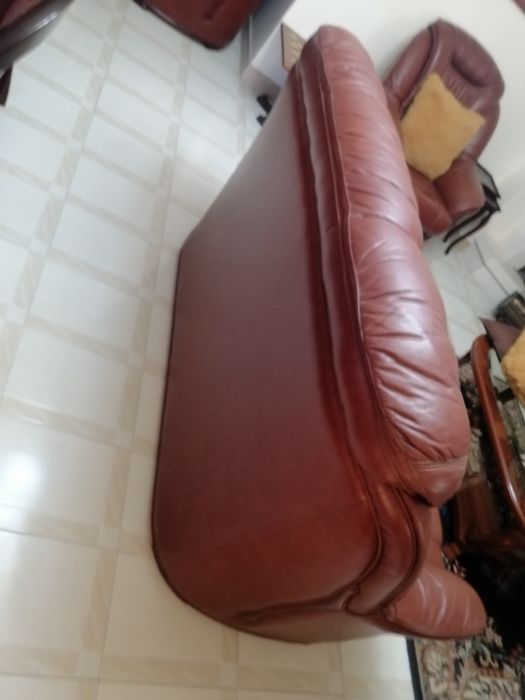 Sofá cama e 2 cadeirões, em pele, estado novo, em Amadora
