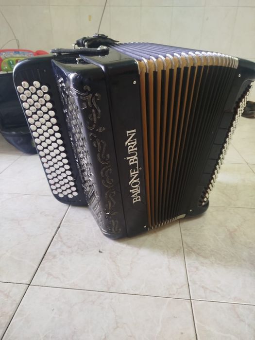 Acordeon Ballone Burini, quarta voz, 120 baixos, 7 registos direita e 5 esq.,som admirável, estado irrepreensivel.