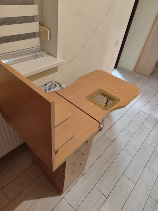 Стол маникюрный с полками