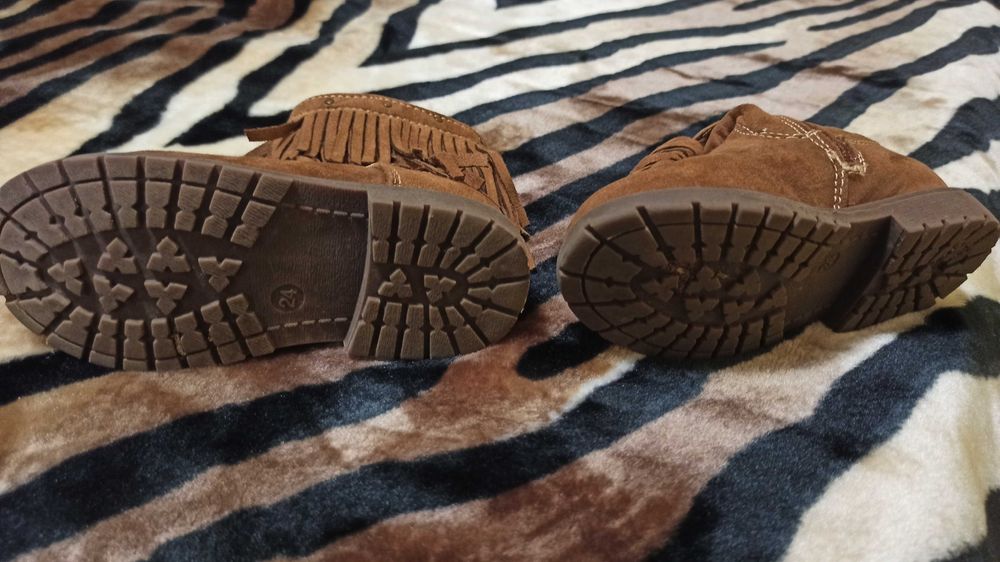 Botinhas lindas com franjinhas