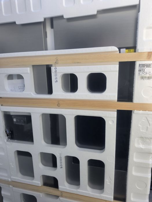 Frigorífico Americano Samsung RS90F66BETEF 614I com sistema ecra Family Hub l