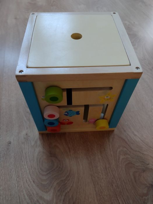 Drewniana kostka sensoryczna-  zabawka edukacyjna