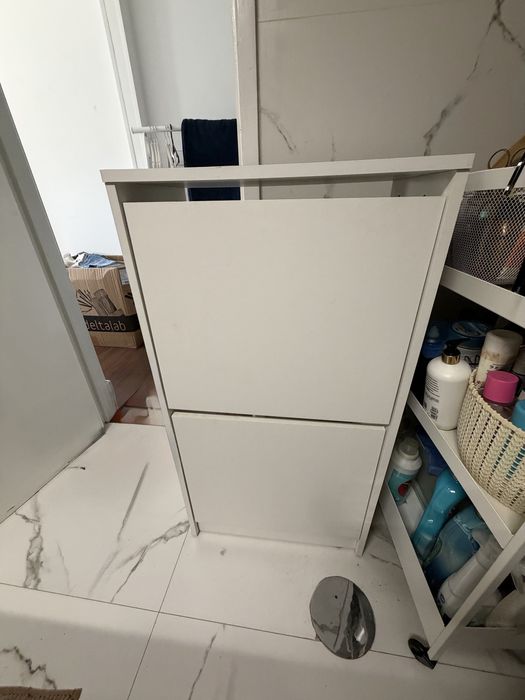 Sapateira simples, branca, moderna, com bastante espaço para os seus sapatos do dia- a -dia.