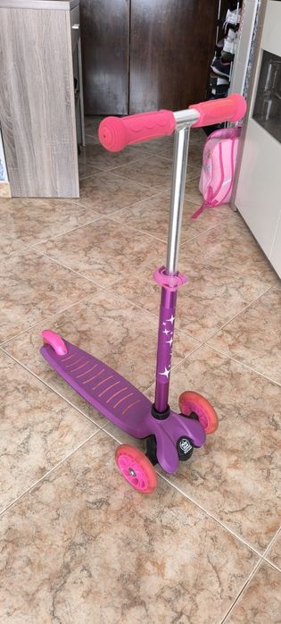 Trotinete com luzes as rodas