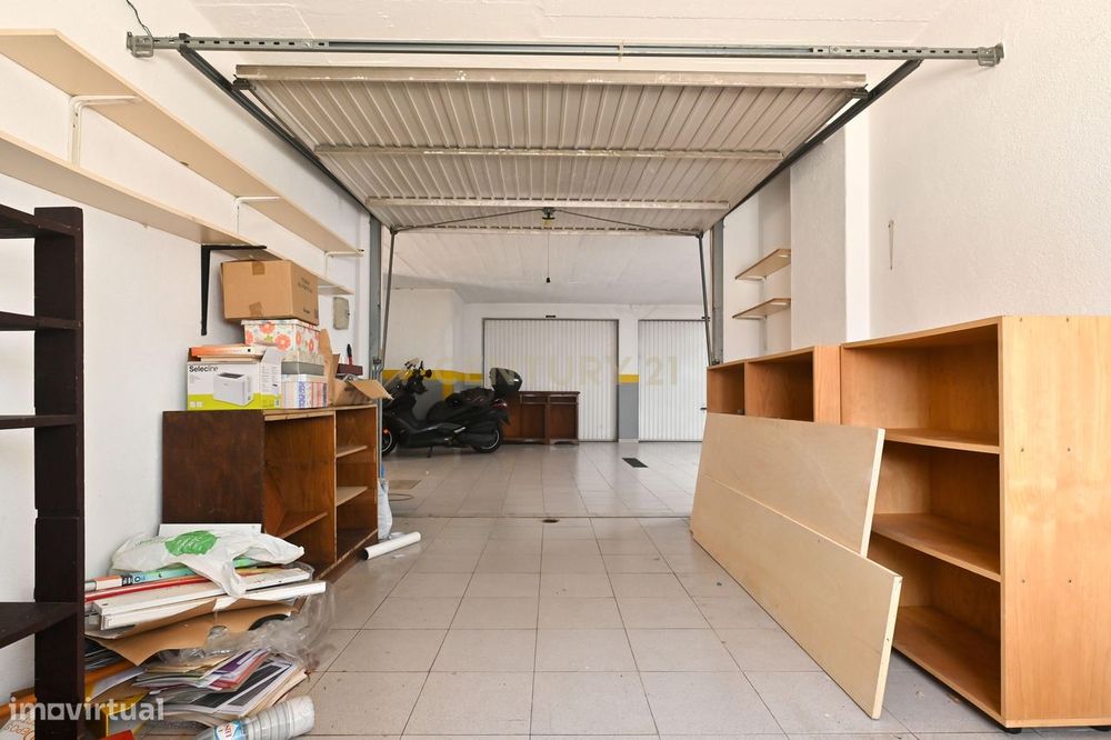 Apartamento T2 com garagem à venda no Arneiro freguesia de Carcavelos
