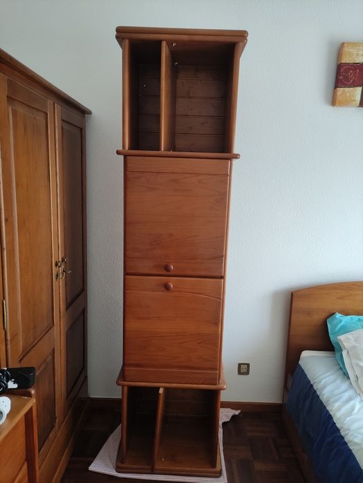 Móvel em madeira de pinho para quarto