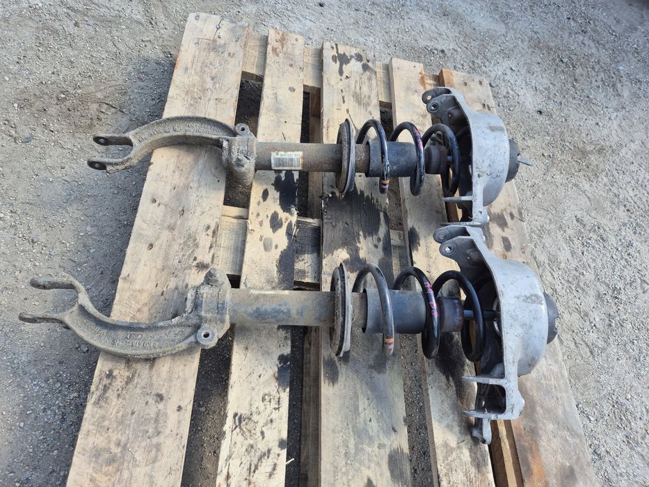 Amortyzator przod przedni sprężyna zwrotnica mocowanie Audi A4 B8