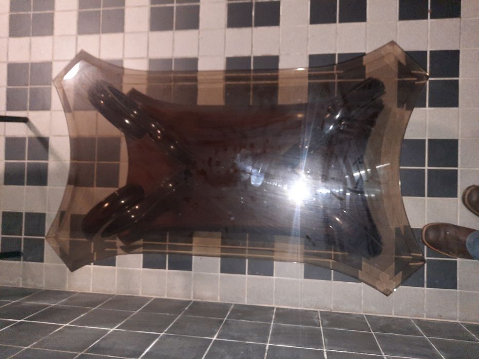 Duas mesas em madeira castanho