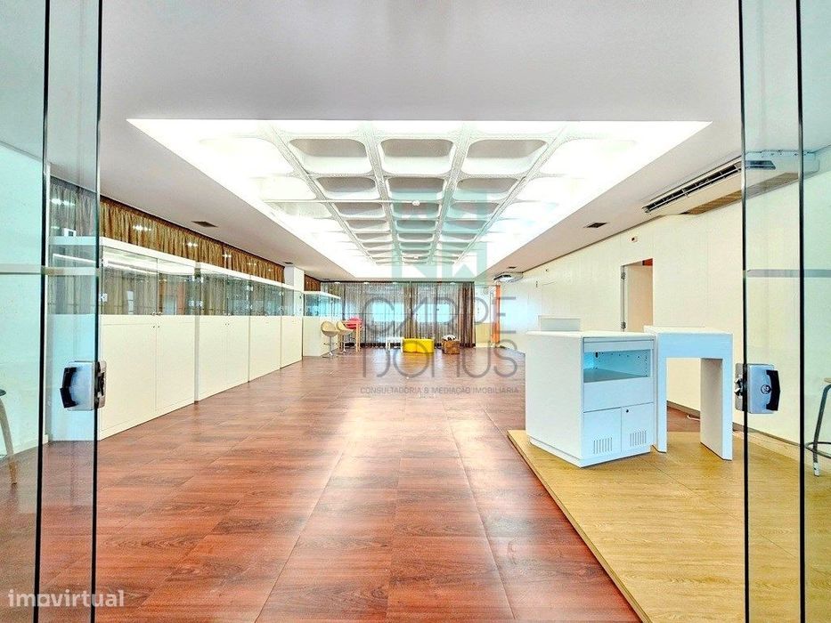 Espaçoso e funcional escritório com 600m2, em Carnaxide, Oeiras
