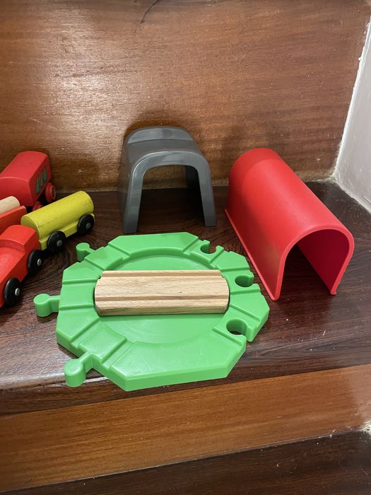 Conjunto de peças de comboios de madeira