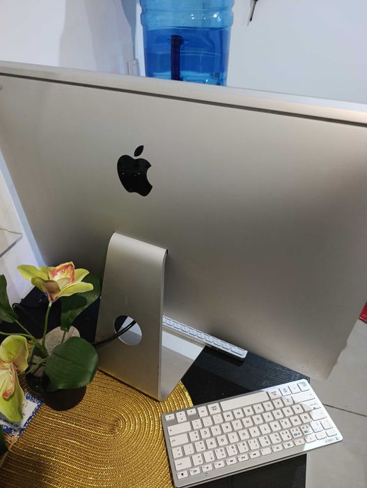 iMac 2009. 27 polegadas, ótimo para estudos.