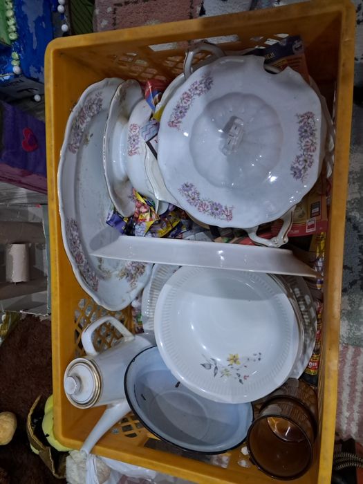 Porcelana, szkło, figurki, żyrandole, obrazy