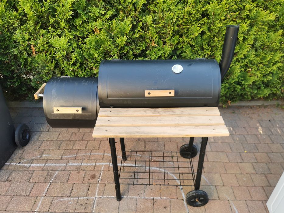 Grill węglowy z wędzarnią