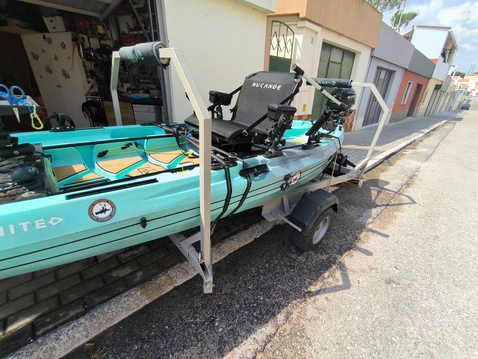 Kayak a motor a gasolina marca Nucanoe para pesca
