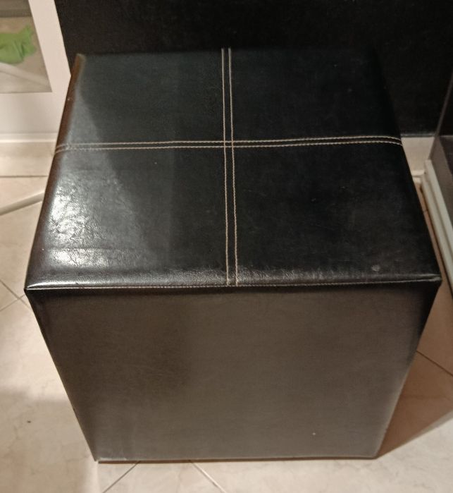 1 mesa de cabeceira preta estilo moderno