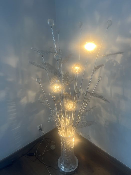 Lampa stojaca srebrna atrakcyjny wygląd