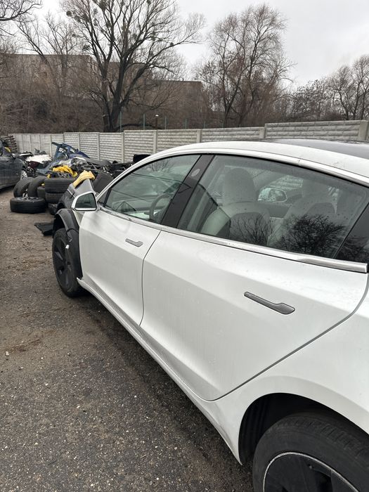 Двері на Tesla model 3 Y