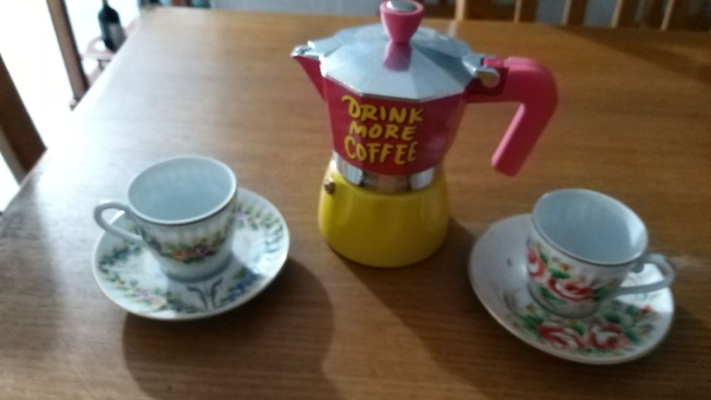 Selling a coffee maker set with 2 hand-painted mugs and saucers, cheerful design