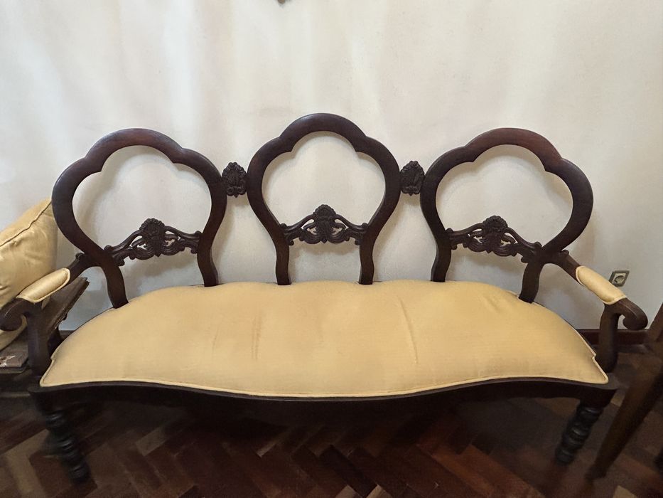 Conjunto de sofá e cadeiras