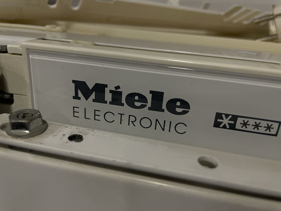 Congelador Vertical Miele Electronic (Encastre)