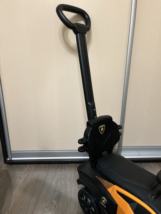 Толокар машина Lamborgini, з батьківською ручкою