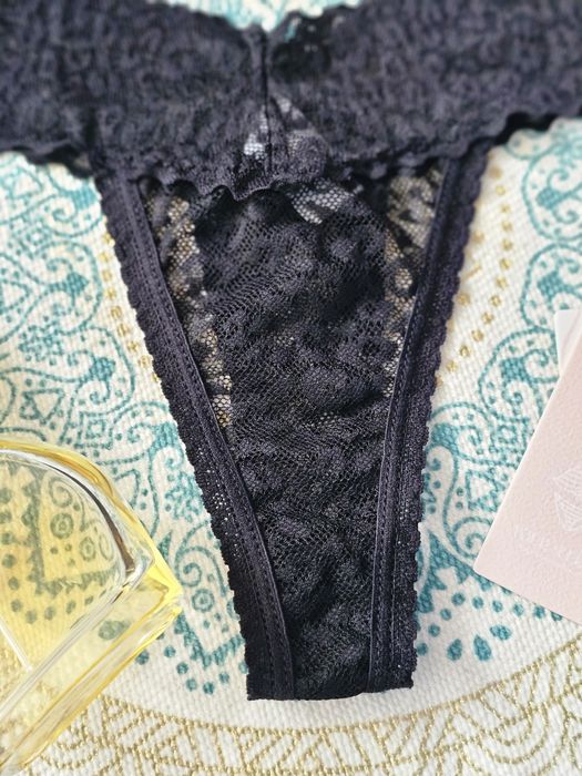 Seksowne koronkowe stringi w kolorze czarnym.