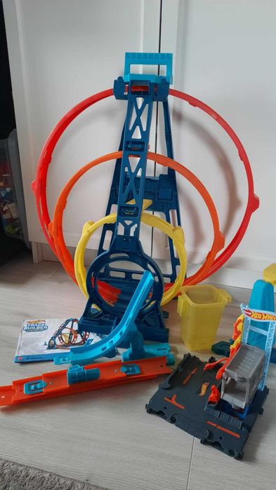 Hot Wheels tor, potrójna pętla