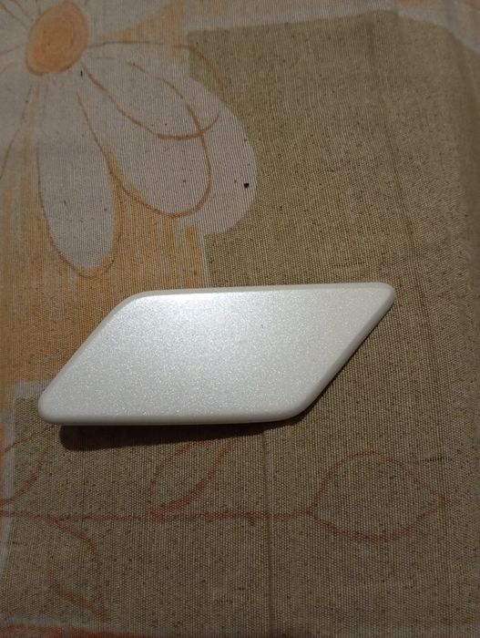 Продам накладку на тойоту королла версо