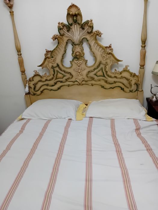 Cama de casal lacada e pintada antiga