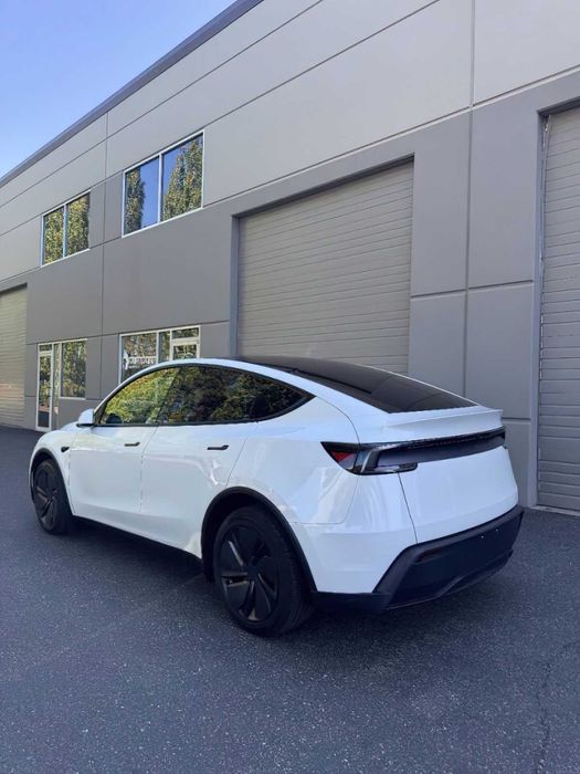 Tesla Model Y Long Range      2026