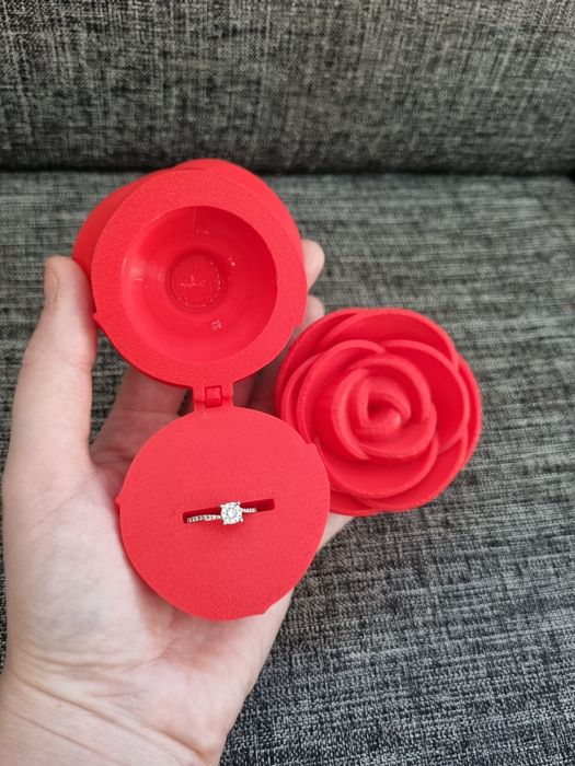 Pudełko na pierścionek idealne na zaręczyny lub prezent