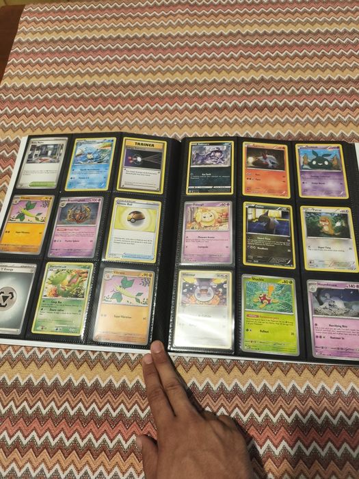 Álbum Pokémon Oficial com várias cartas