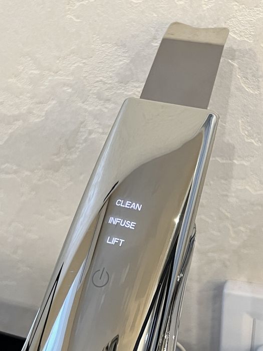 Ультразвуковий скрабер для обличчя / масажер