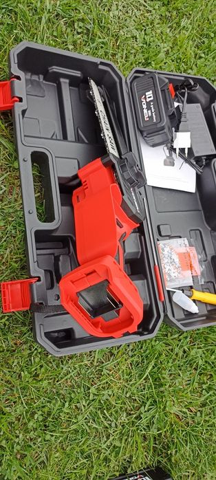 Лівша/правша Акумуляторна пила 21в працює на подовжувачі.