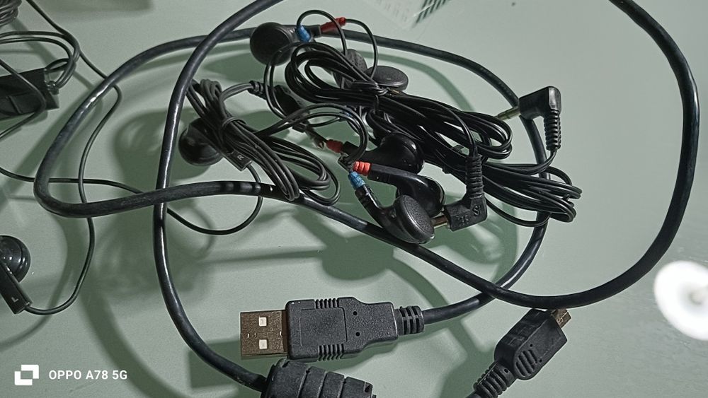 Telemóvel AEG c/carregadores e fones