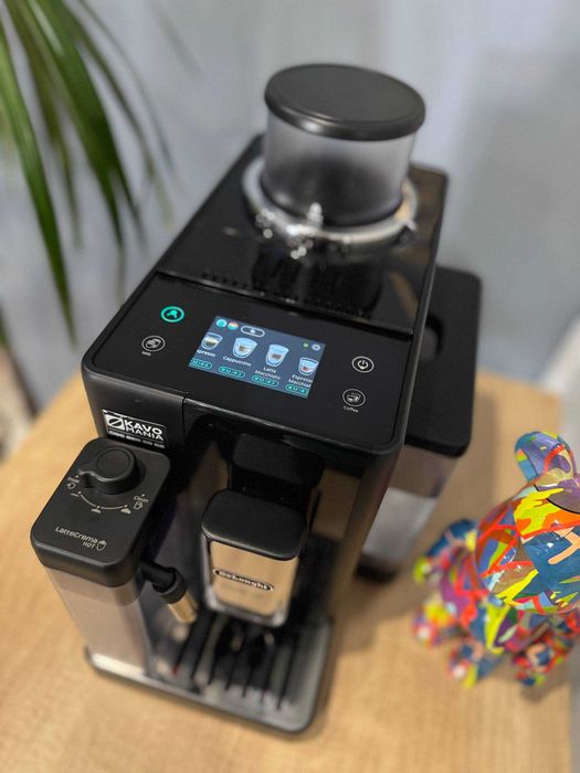 Современная кофемашина DeLonghi Rivelia с двумя бункерами для зерен