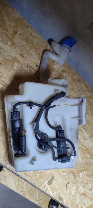 Zbiornik spryskiwaczy VW Golf 5 golf V wszystkie części pompka